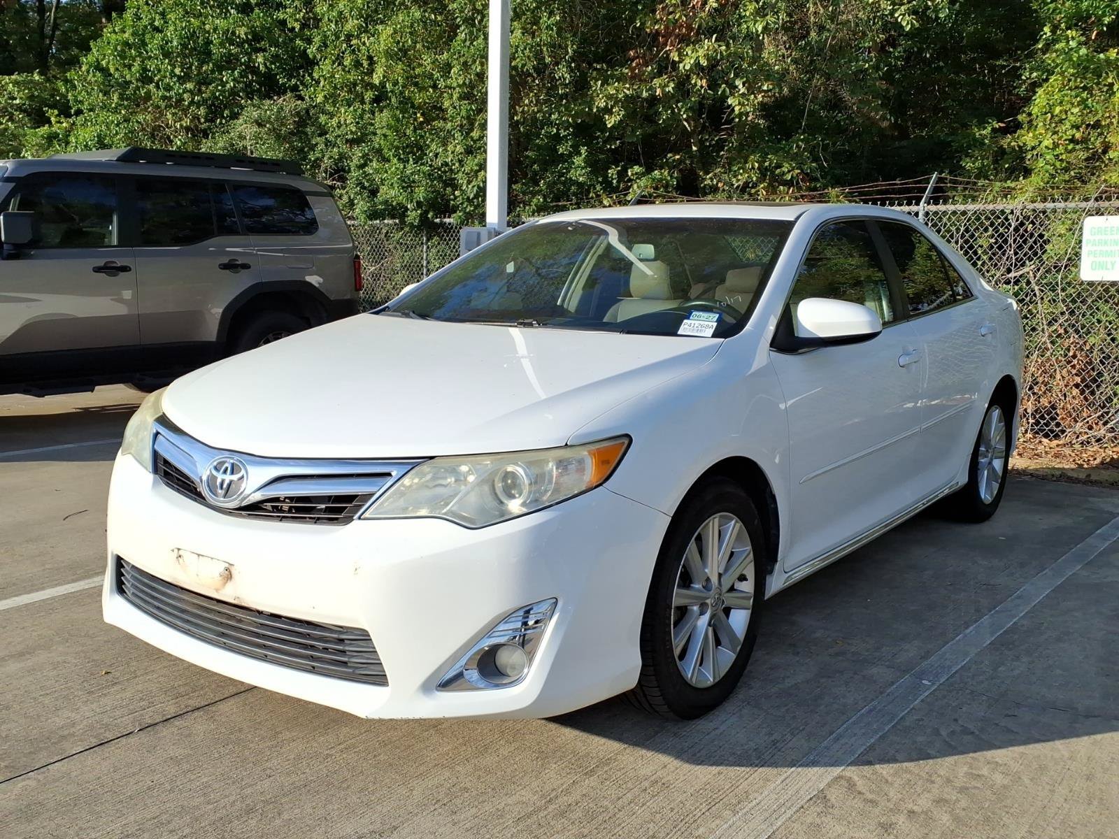 Used 2014 Super White Toyota XLE image 4
