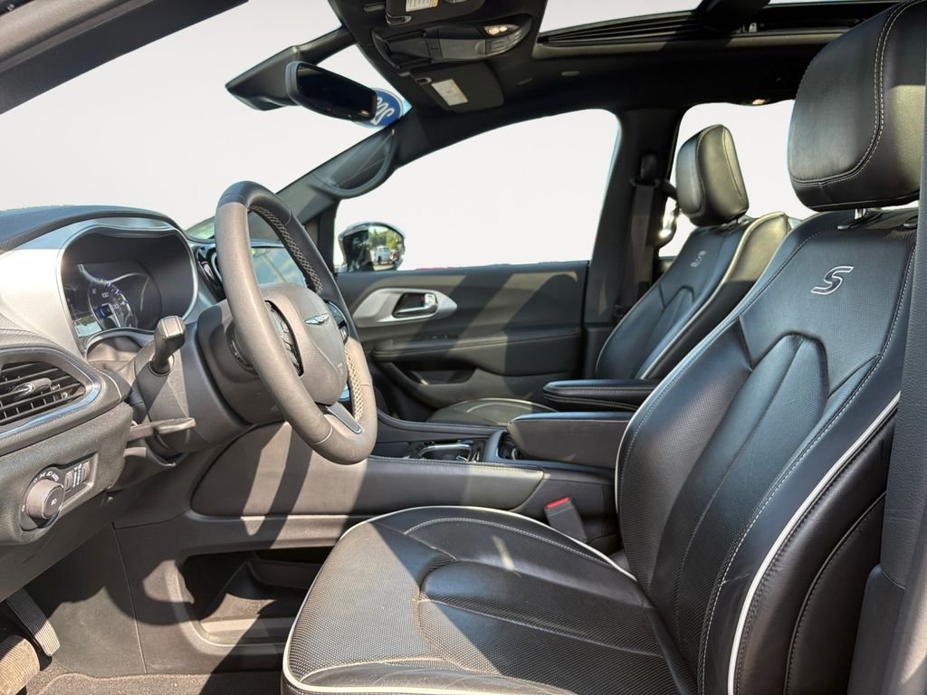 Used 2025 Black Chrysler Limited image 9
