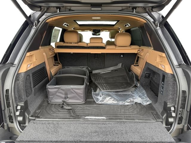 New 2026 Eiger Grey Land Rover SE image 18