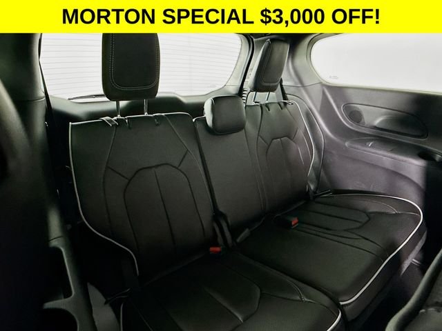 New 2027 Diamond Black Crystal Pearl-Coat Exterior Paint Chrysler Limited image 28