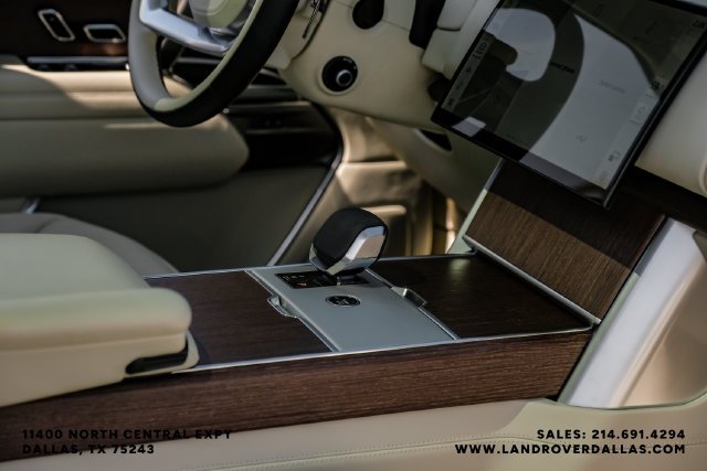 Used 2024  Land Rover SE image 22