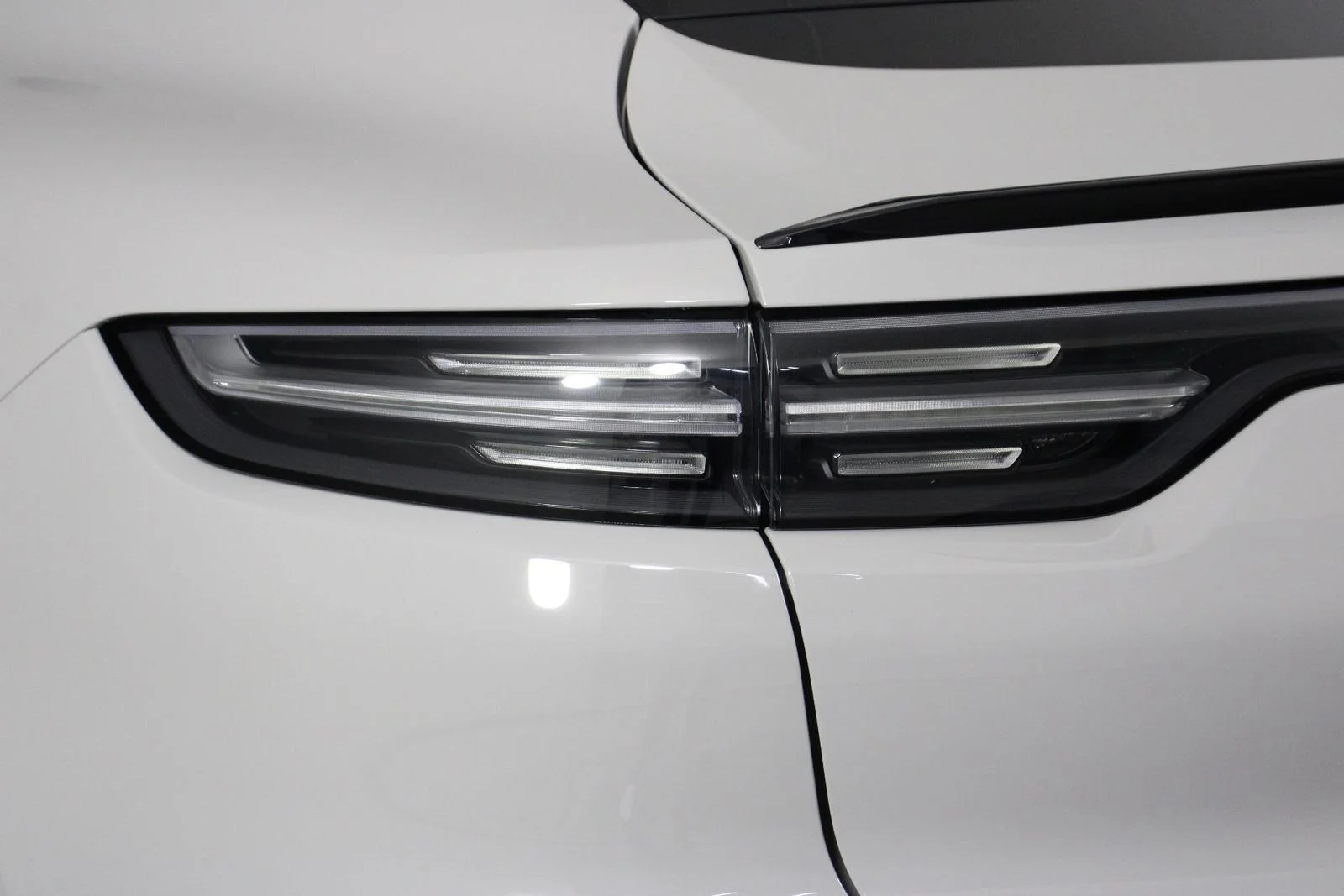 Used 2022 Chalk Porsche Turbo image 21