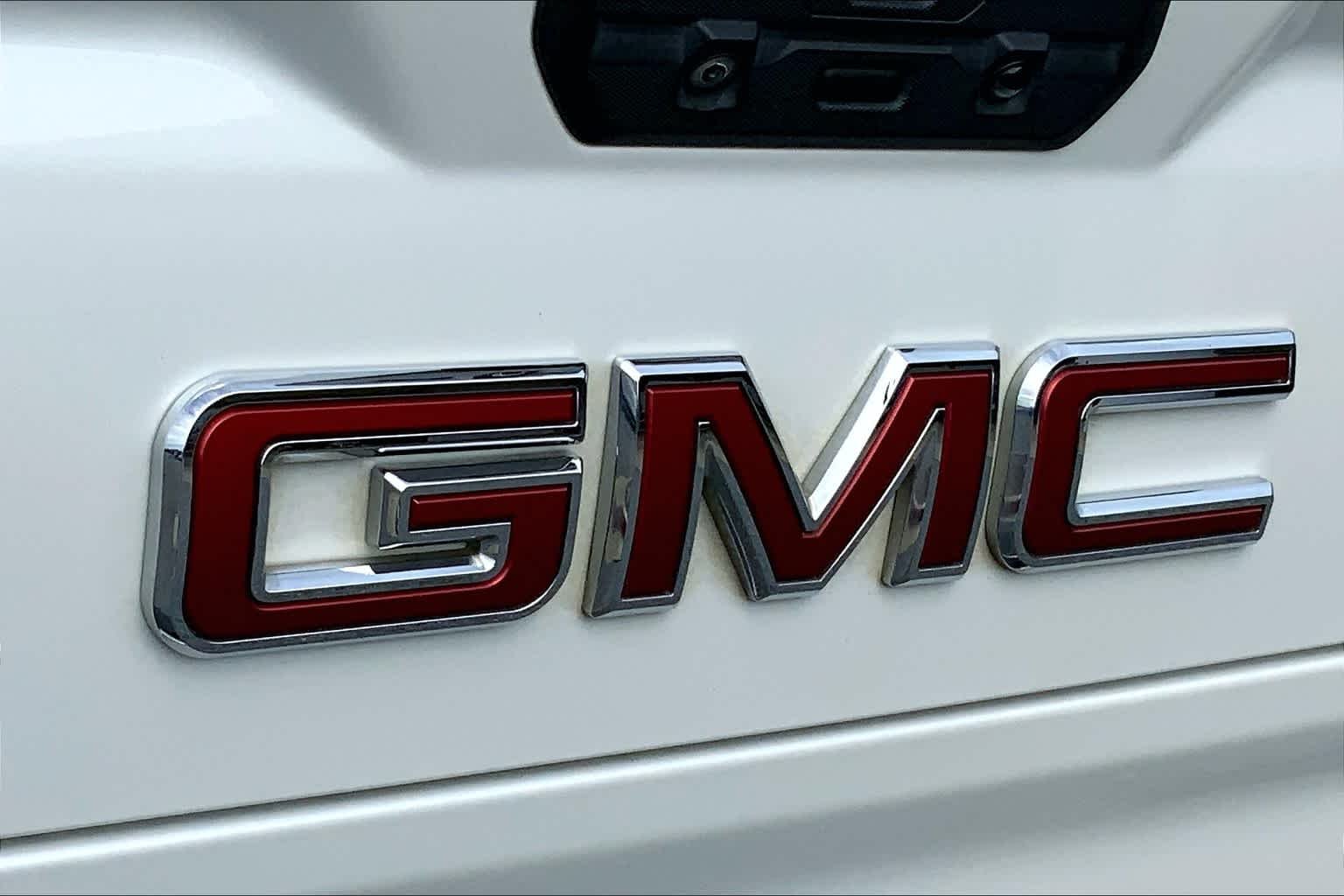 Used 2019 White Frost Tricoat GMC Denali image 33