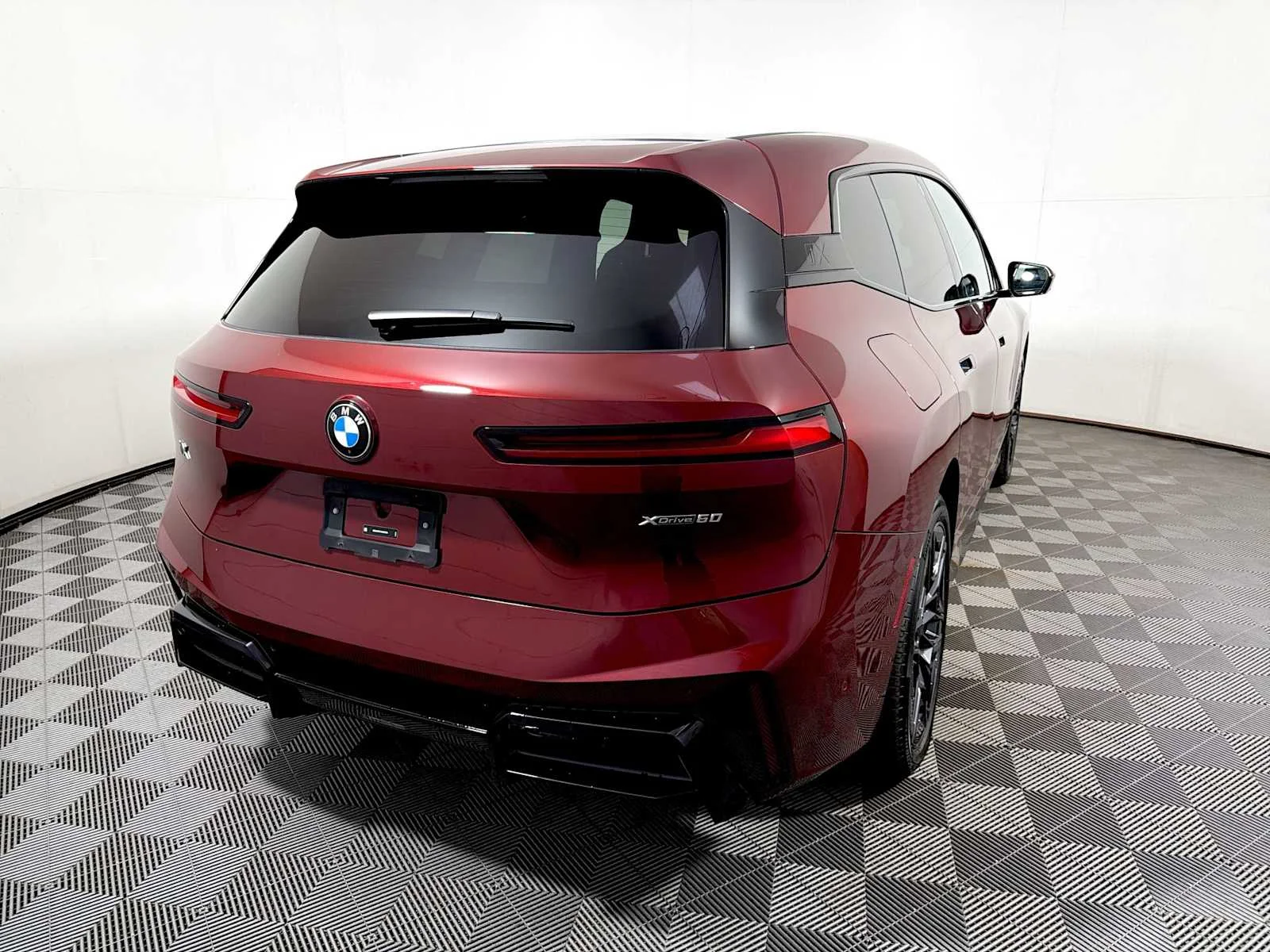 Used 2026 Aventurin Red Metallic BMW xDrive60 image 6