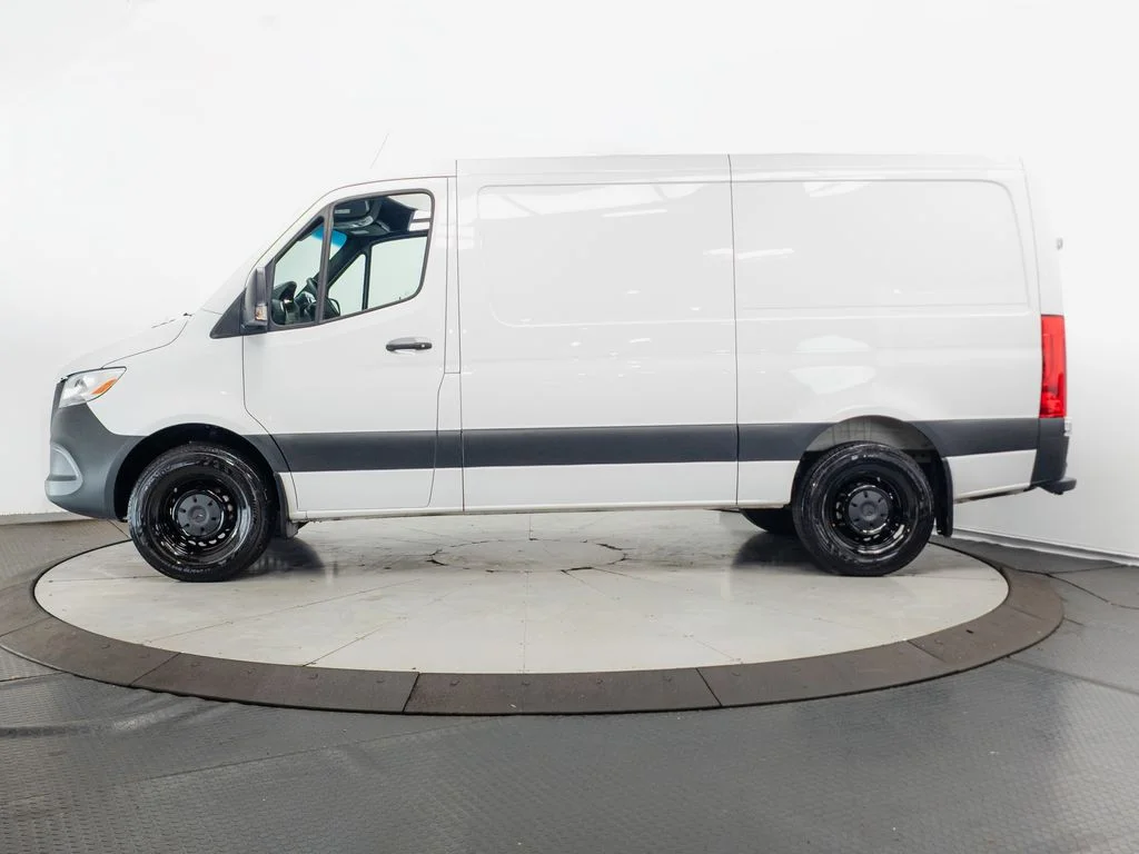 Used 2026  Mercedes-Benz Cargo 144 WB image 4