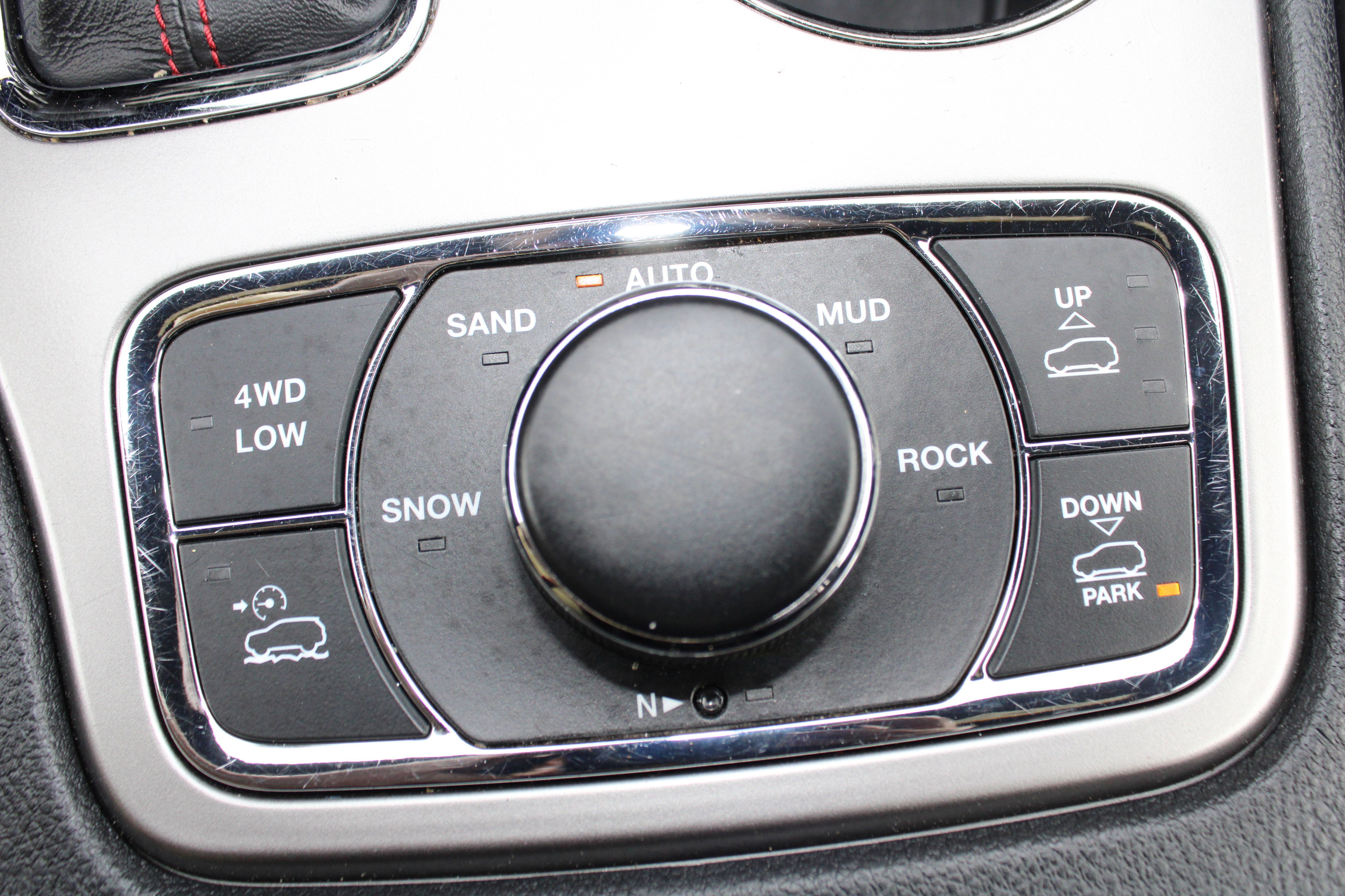 Used 2020 Diamond Black Crystal Pearlcoat Jeep Trailhawk image 33