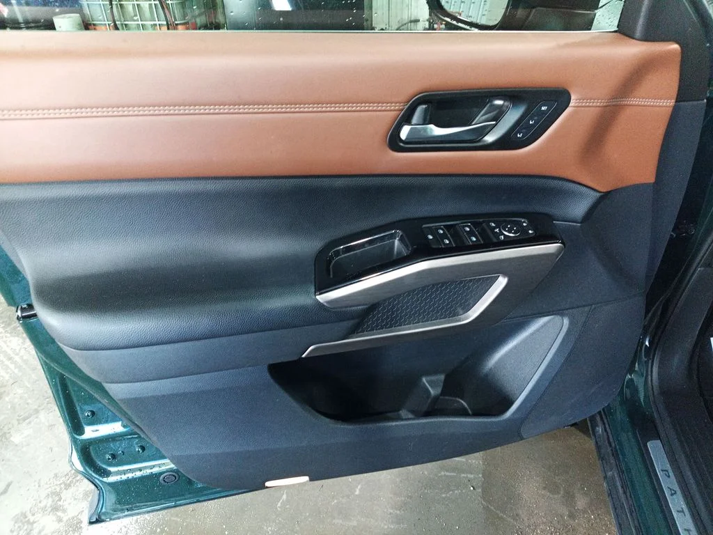 Used 2022 Black Nissan Platinum image 16