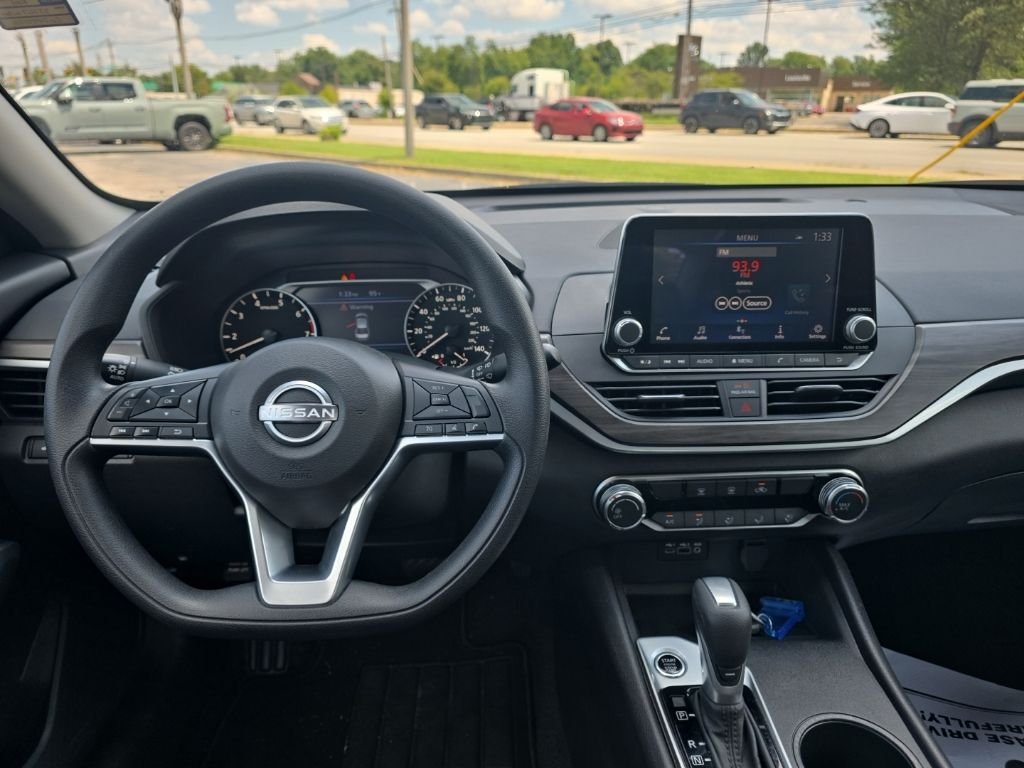 Used 2025  Nissan 2.5 SV image 12