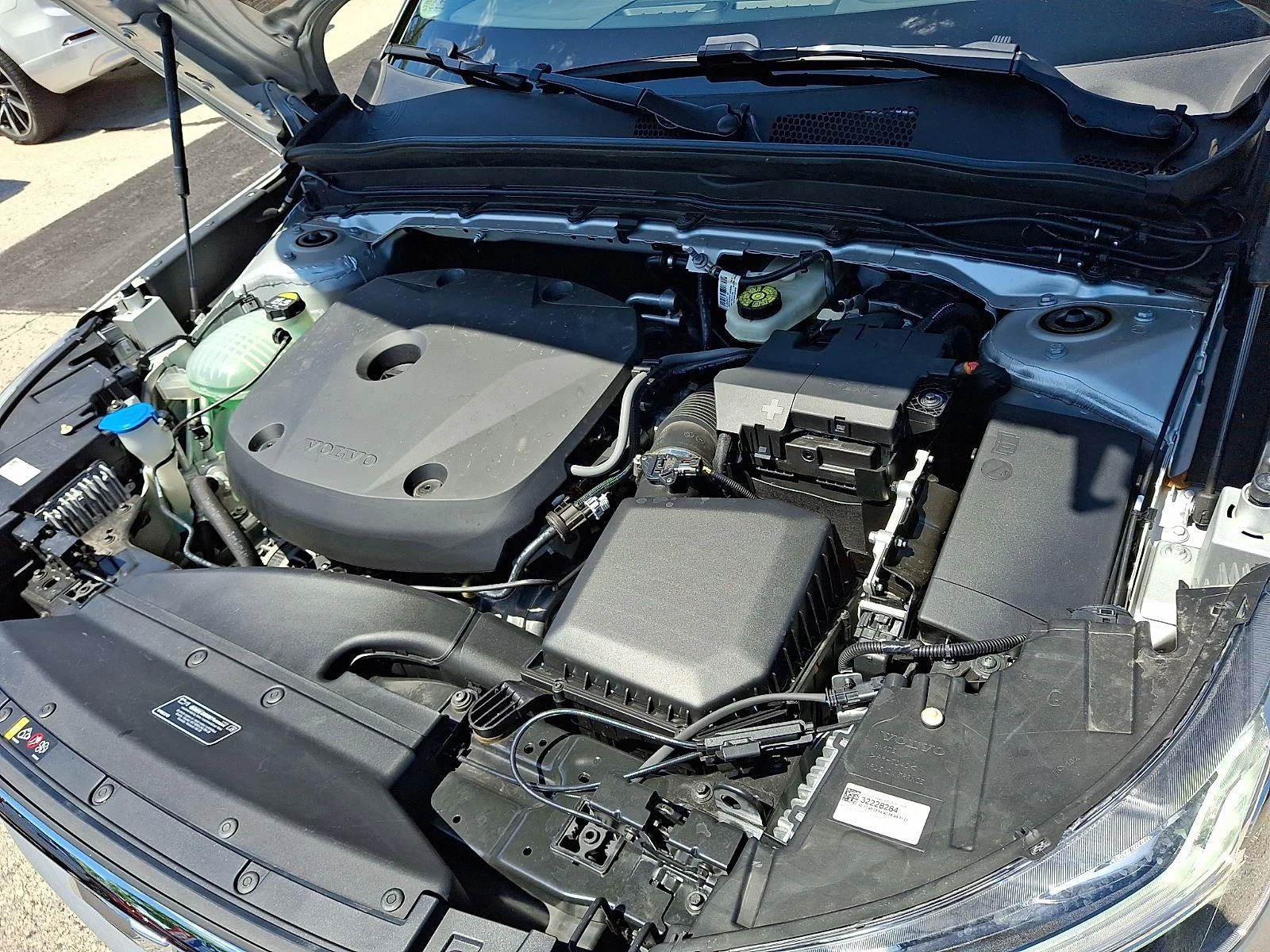 Used 2019 Bright Silver Metallic Volvo Momentum image 27