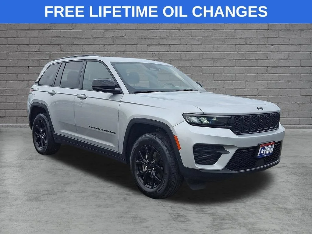 Used 2024 Silver Jeep Altitude X 4x4 image 43