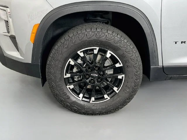 Used 2025 Gray Chevrolet Z71 image 28