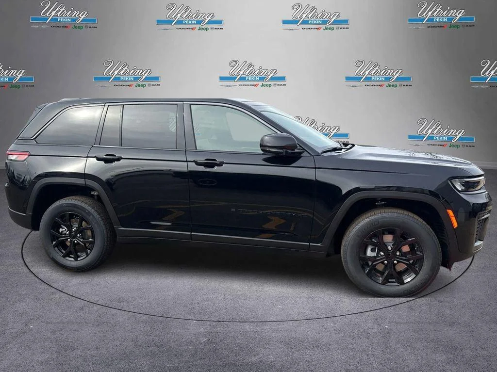New 2026 Diamond Black Crystal Pearlcoat Jeep Laredo Altitude image 2