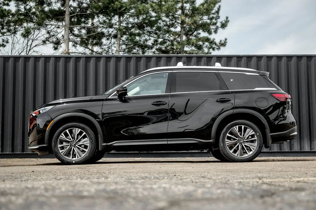 New 2027 MINERAL BLACK INFINITI Luxe AWD image 3