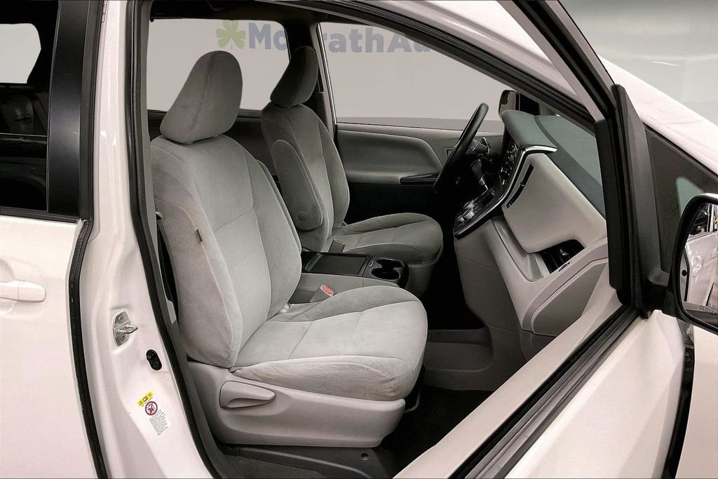 Used 2019 White Toyota LE image 10