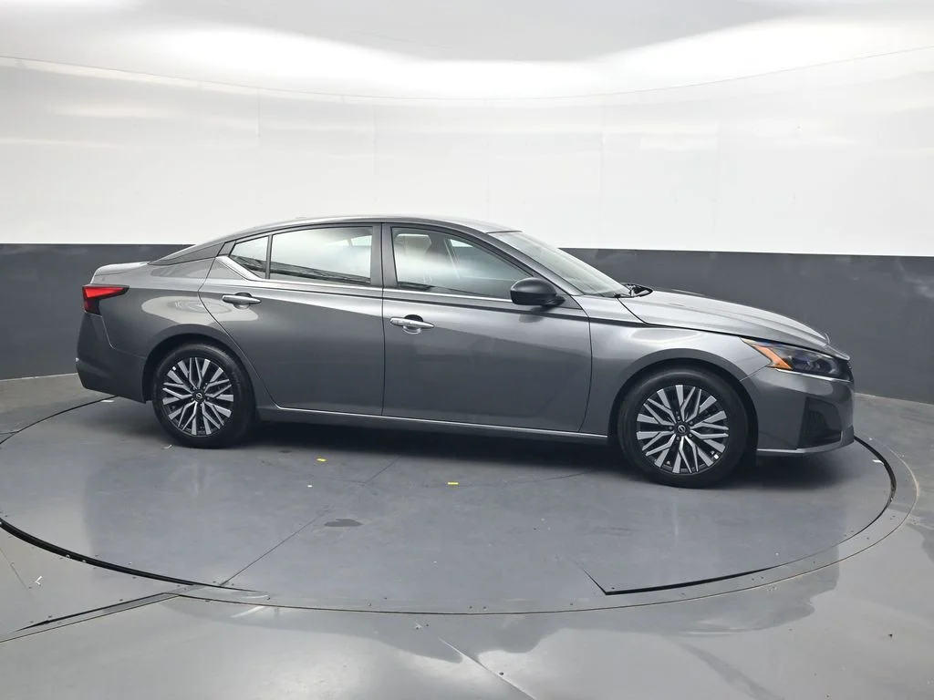 Used 2025 Gray Nissan 2.5 SV image 4