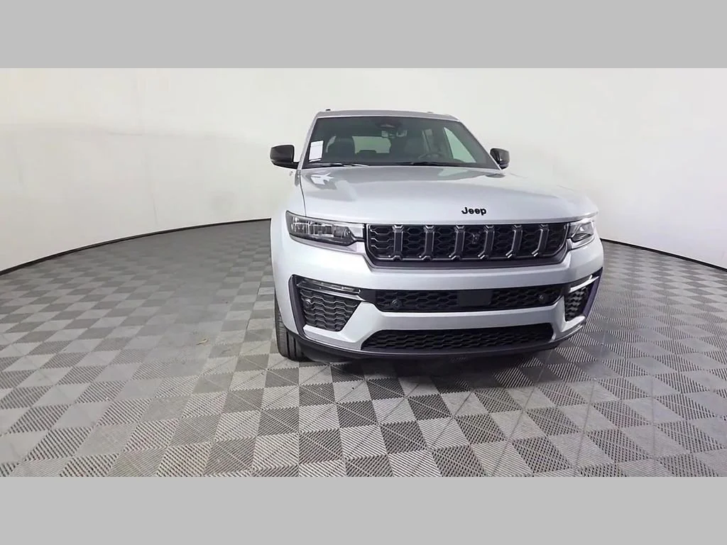 New 2026 Silver Zynith Exterior Paint Jeep 85th Anniversary Edition image 39