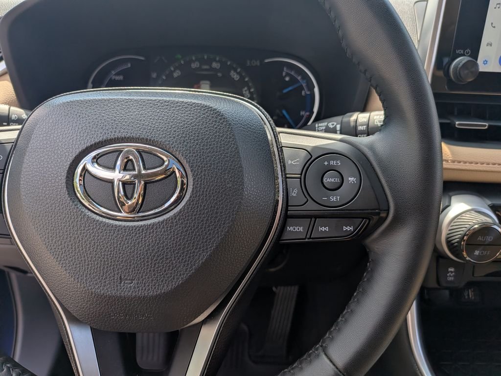 Used 2025  Toyota XLE Premium image 15