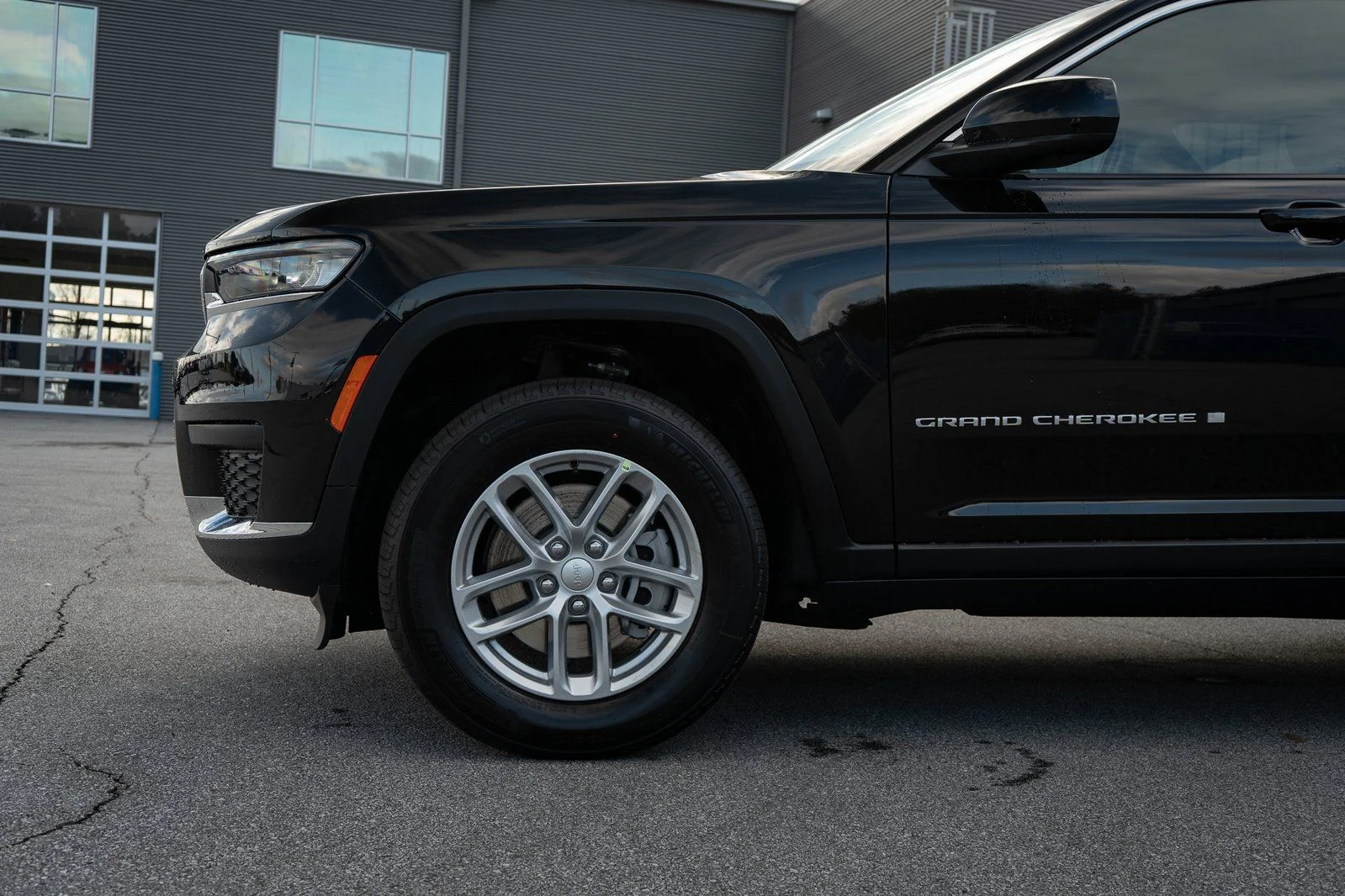Used 2025 Black Jeep Laredo image 4