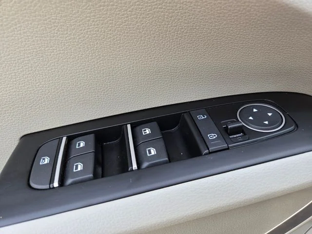 Used 2025 White Kia LX image 37
