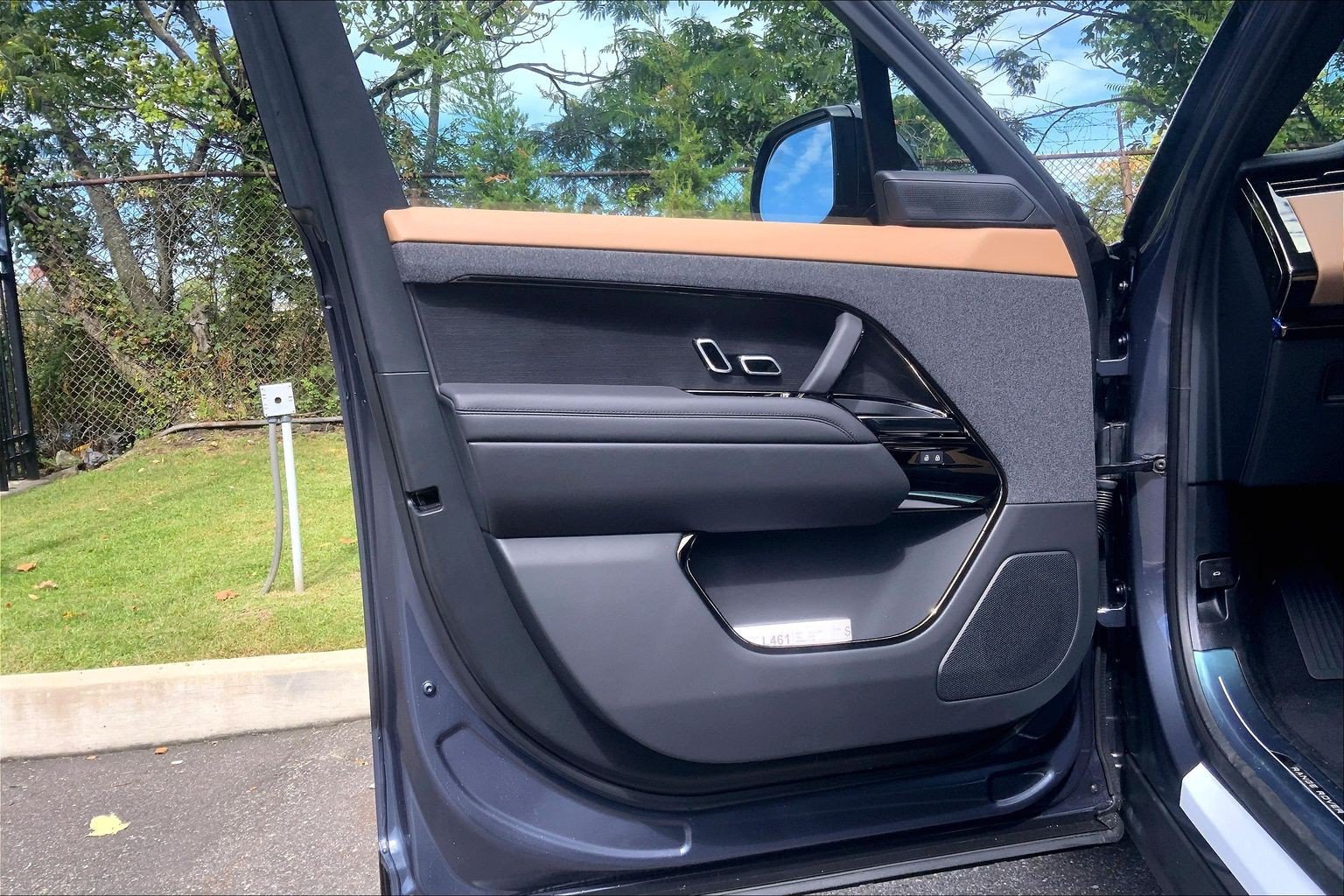 New 2027 Varesine Blue Land Rover Dynamic SE image 10