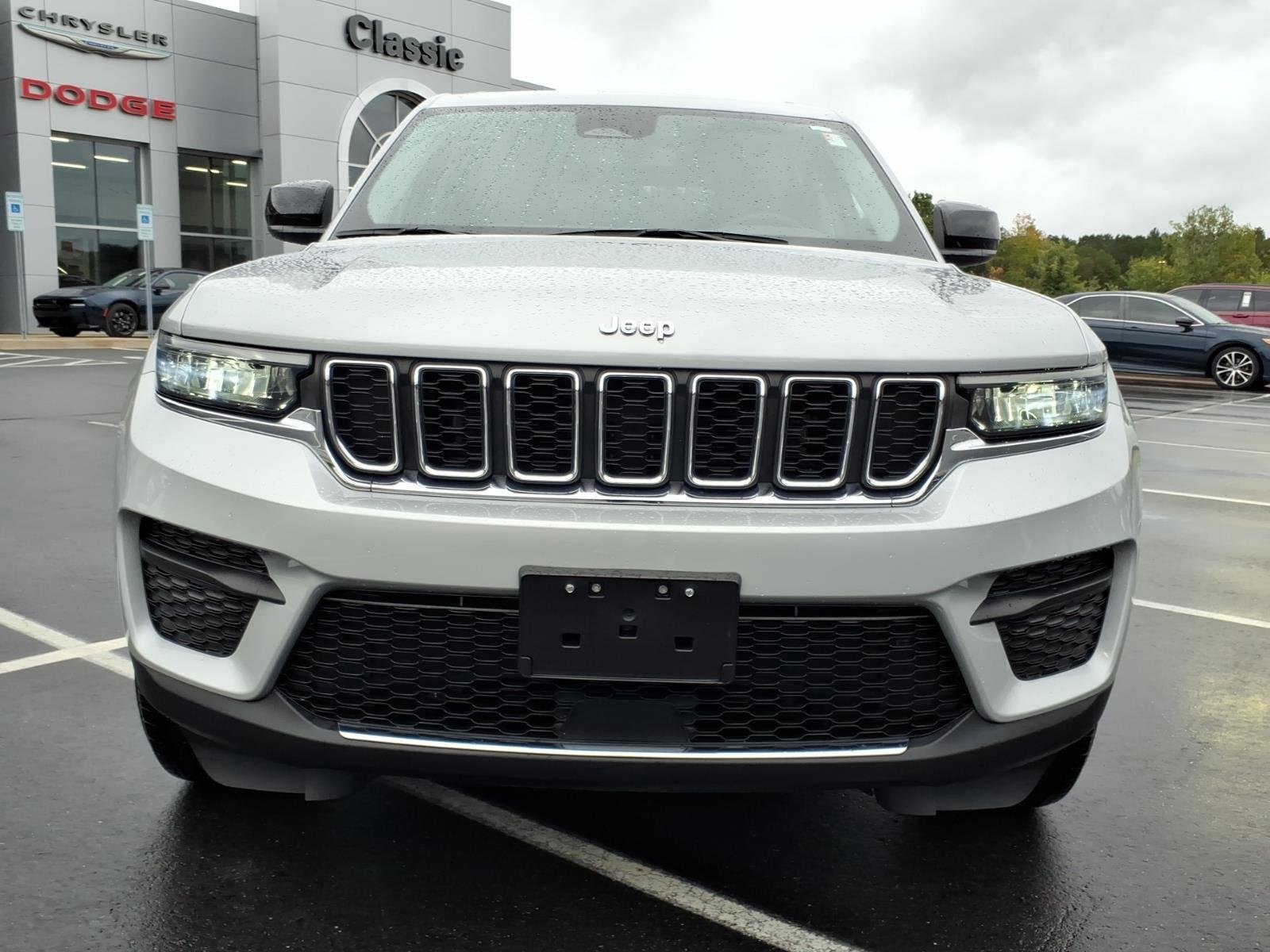 Used 2023 Silver Zynith Jeep Laredo image 12