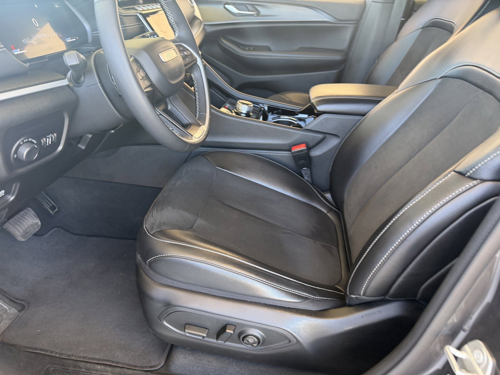 Used 2023 Baltic Gray Metallic Clearcoat Jeep Altitude image 21