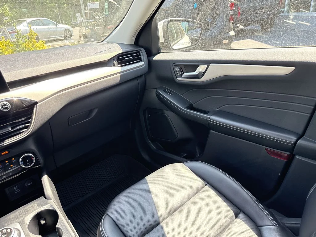 Used 2022 Oxford White Ford SEL image 19