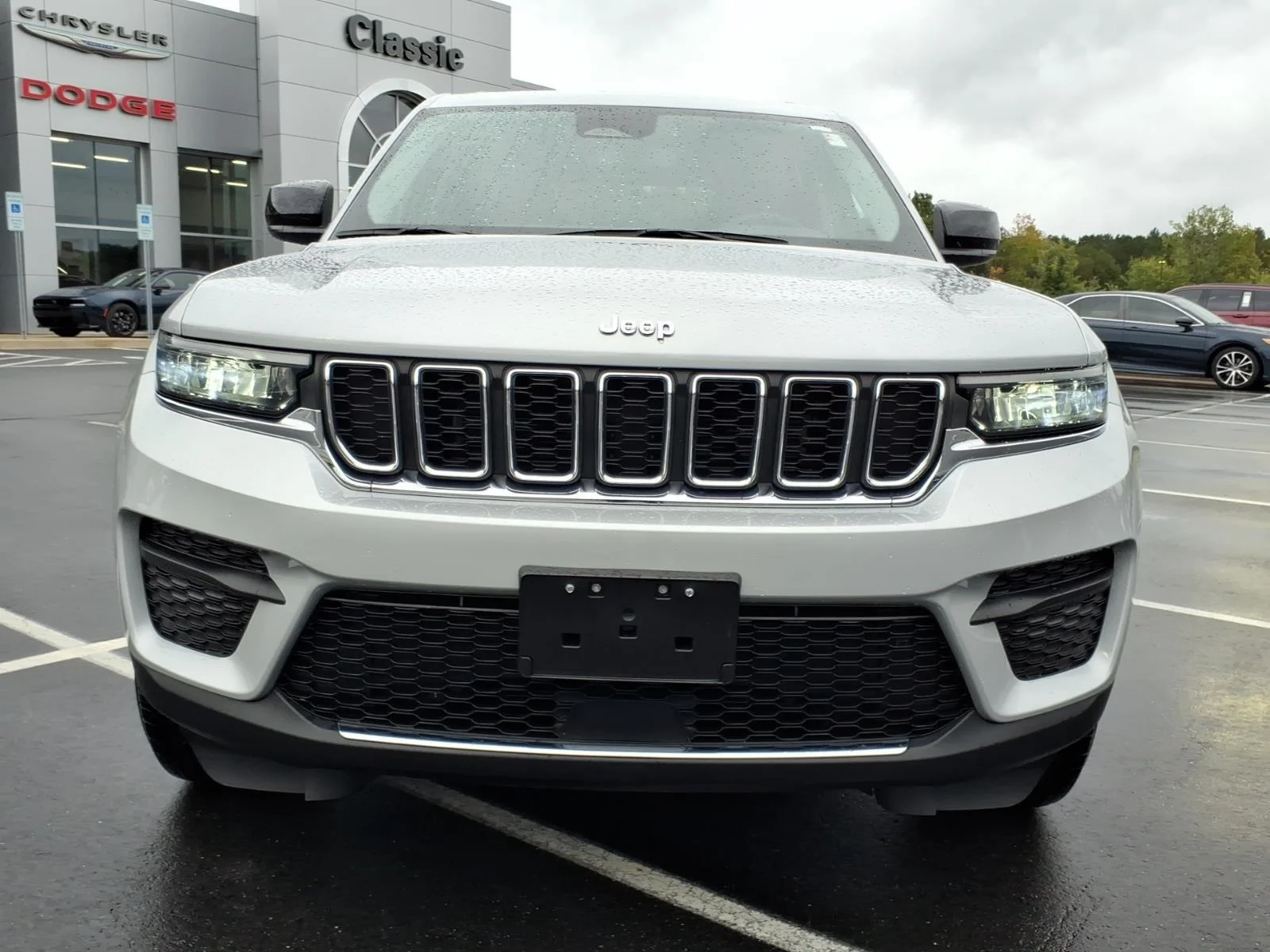Used 2023 Silver Zynith Jeep Laredo image 12