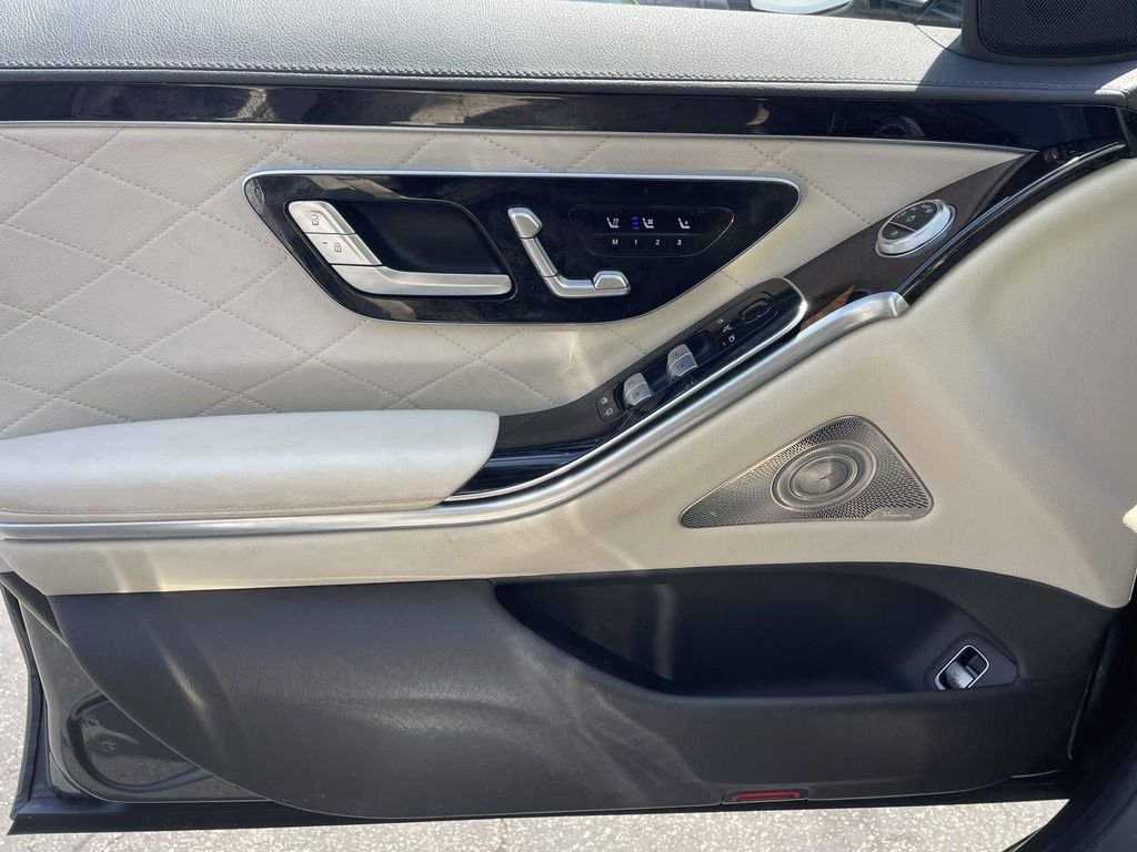 Used 2022  Mercedes-Benz S 580 image 32