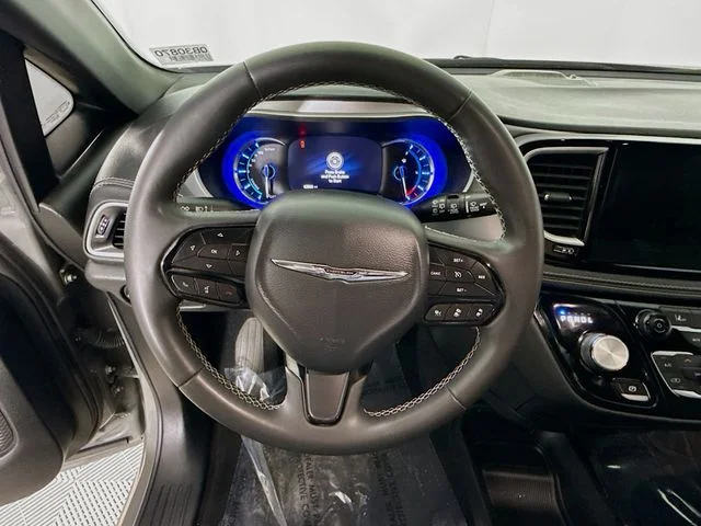 Used 2022 White Chrysler Touring L image 11