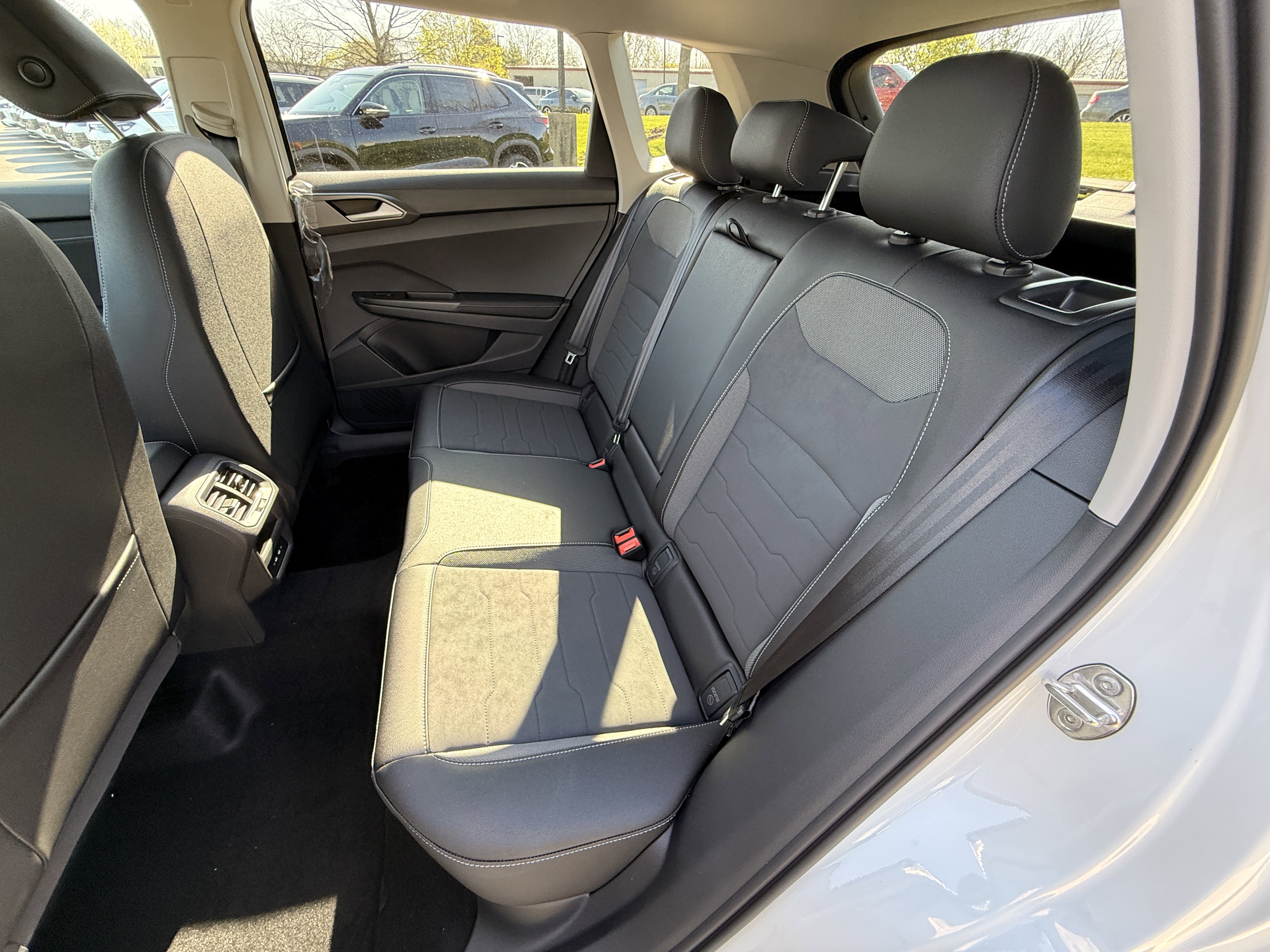 New 2026 Pure White w/Deep Black Roof Volkswagen SE Black image 26