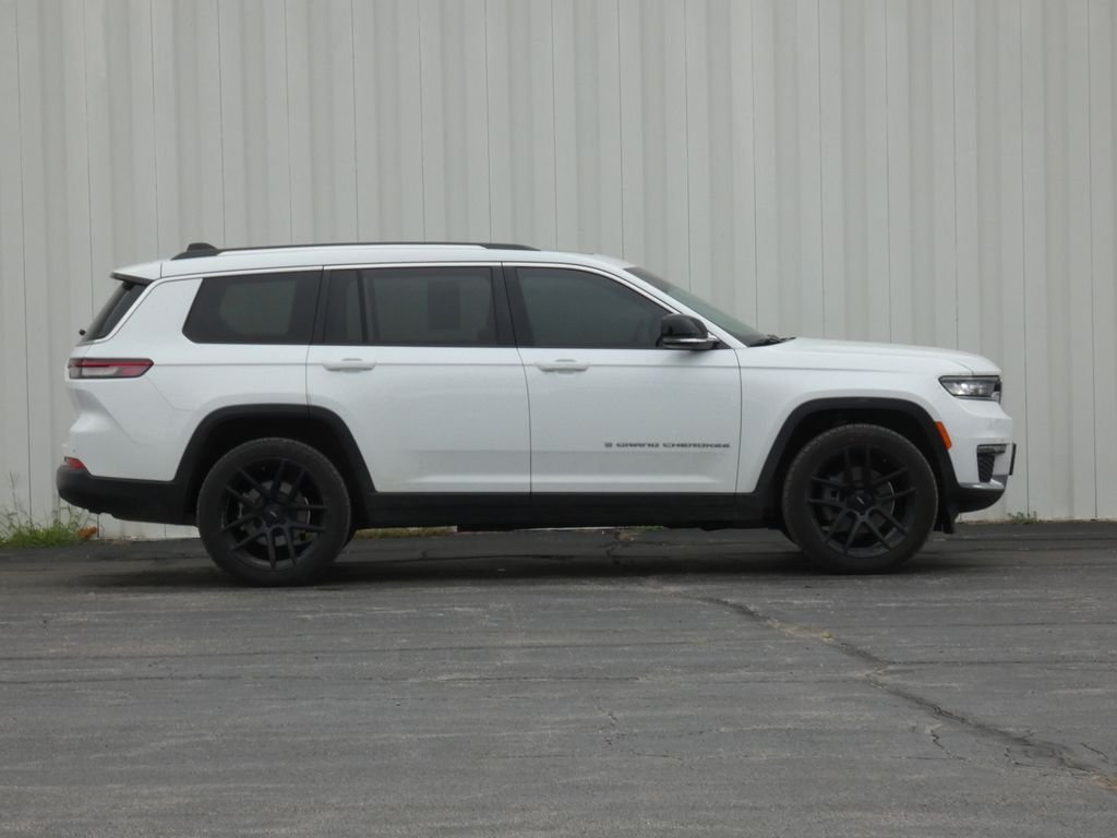 Used 2022 White Jeep Limited image 2