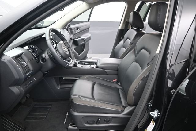 Used 2025 Super Black Nissan SL image 13
