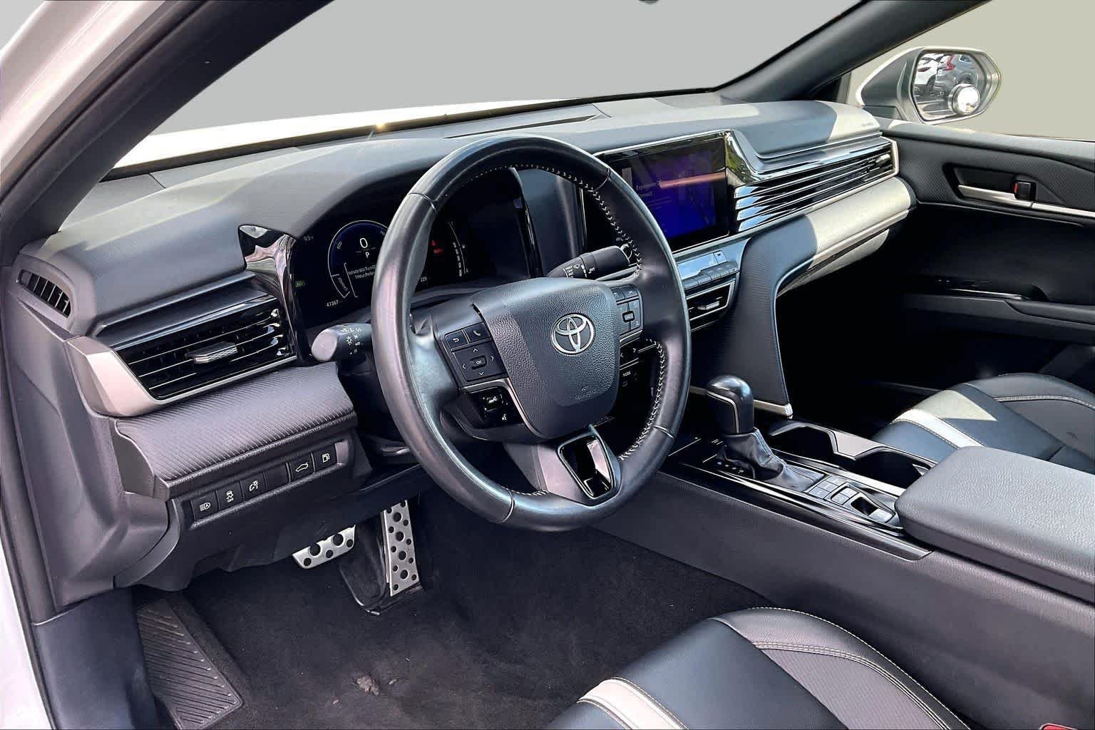 Used 2025 Ice Cap Toyota SE image 18
