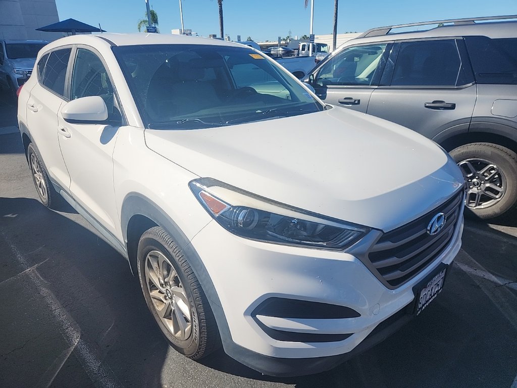 Used 2017 Winter White Hyundai SE image 1