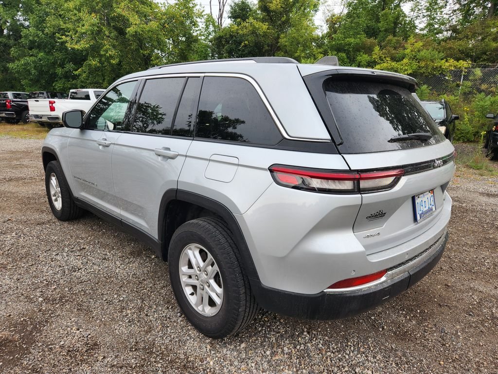 Used 2024 Silver Jeep Laredo image 7