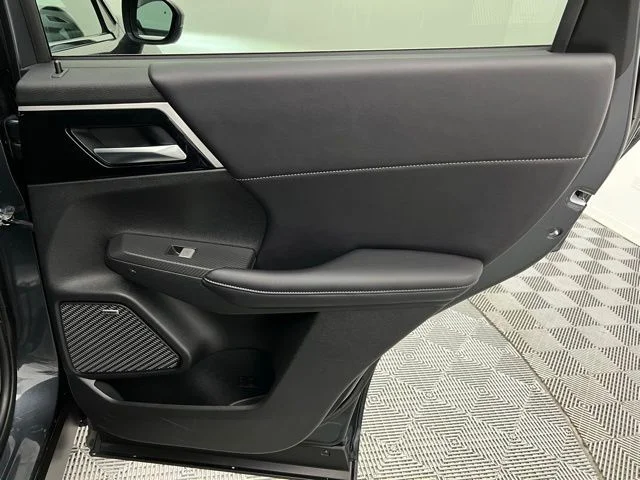 Used 2025 Moonstone Gray Metallic/Black Roof Mitsubishi SE image 23