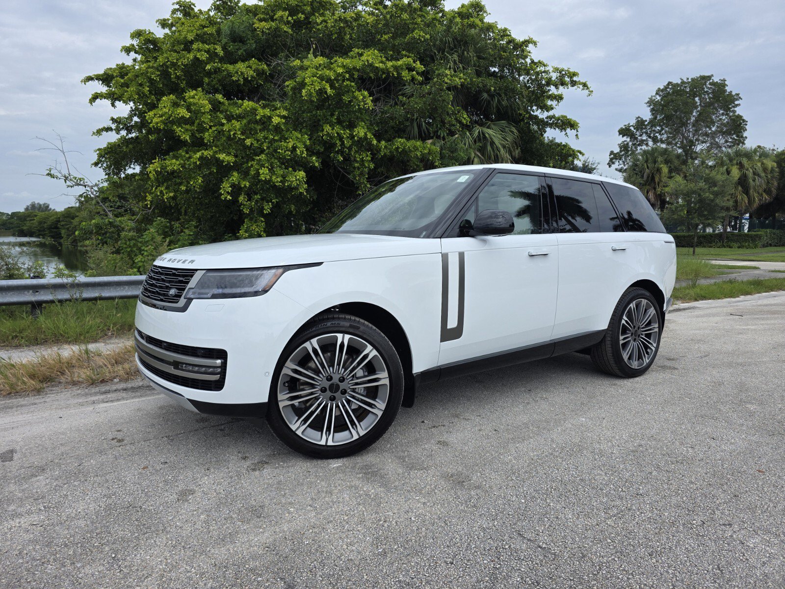 New 2026 Fuji White Land Rover P400 SE image 1