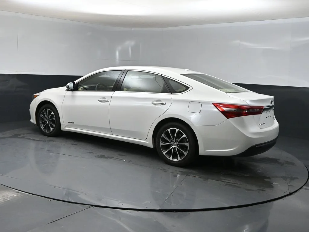 Used 2018 Blizzard Pearl Toyota XLE Premium image 4