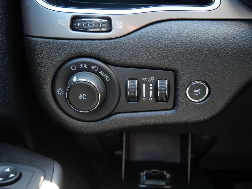 Certified Used 2021 White Jeep Limited image 21