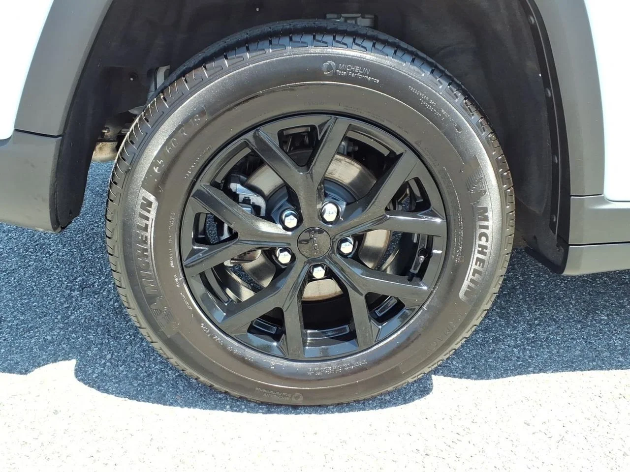 Used 2025 White Jeep Altitude image 30