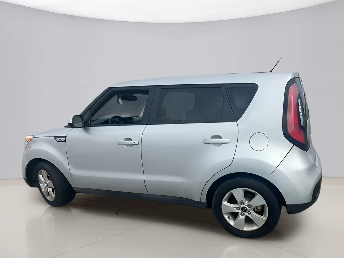 Used 2018 Silver Kia  image 4