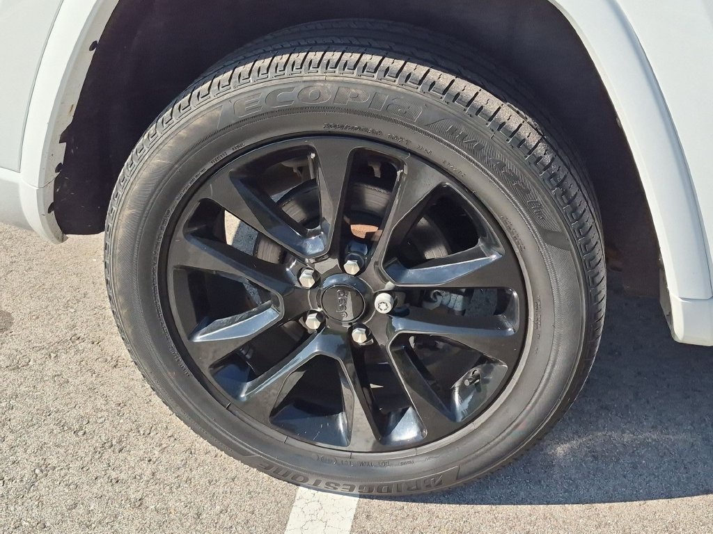 Used 2022 White Jeep Laredo X image 9
