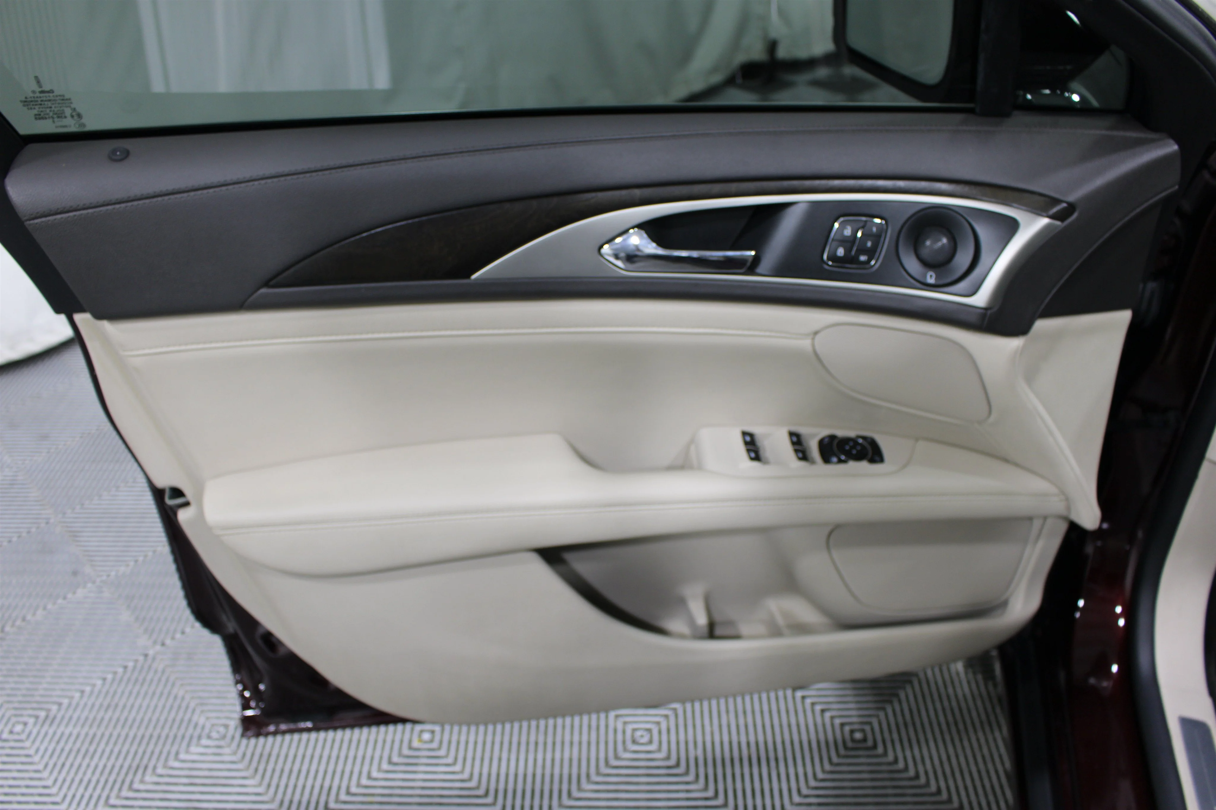 Used 2018 Burgundy Velvet Metallic Tinted Clearcoat Lincoln Select image 6