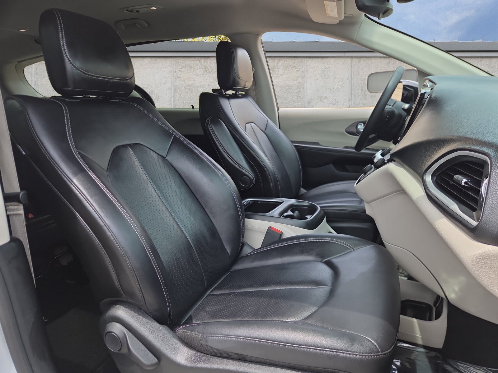 Used 2024 Silver Mist Clearcoat Chrysler Touring L image 15