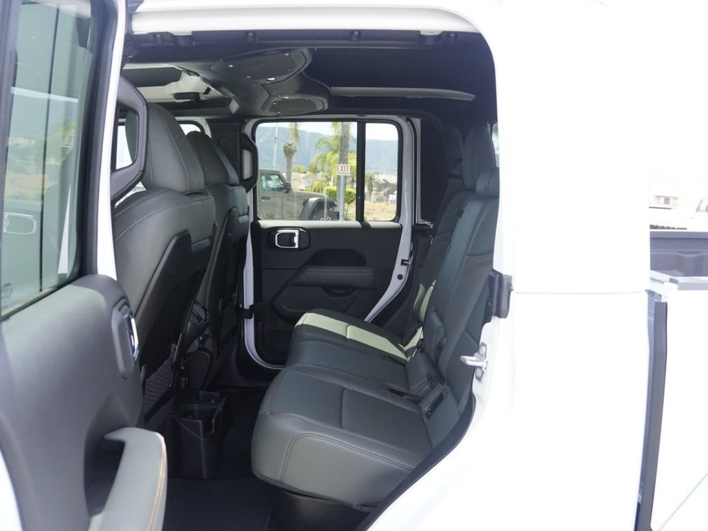 New 2026 Bright White Clear-Coat Exterior Paint Jeep Mojave image 20