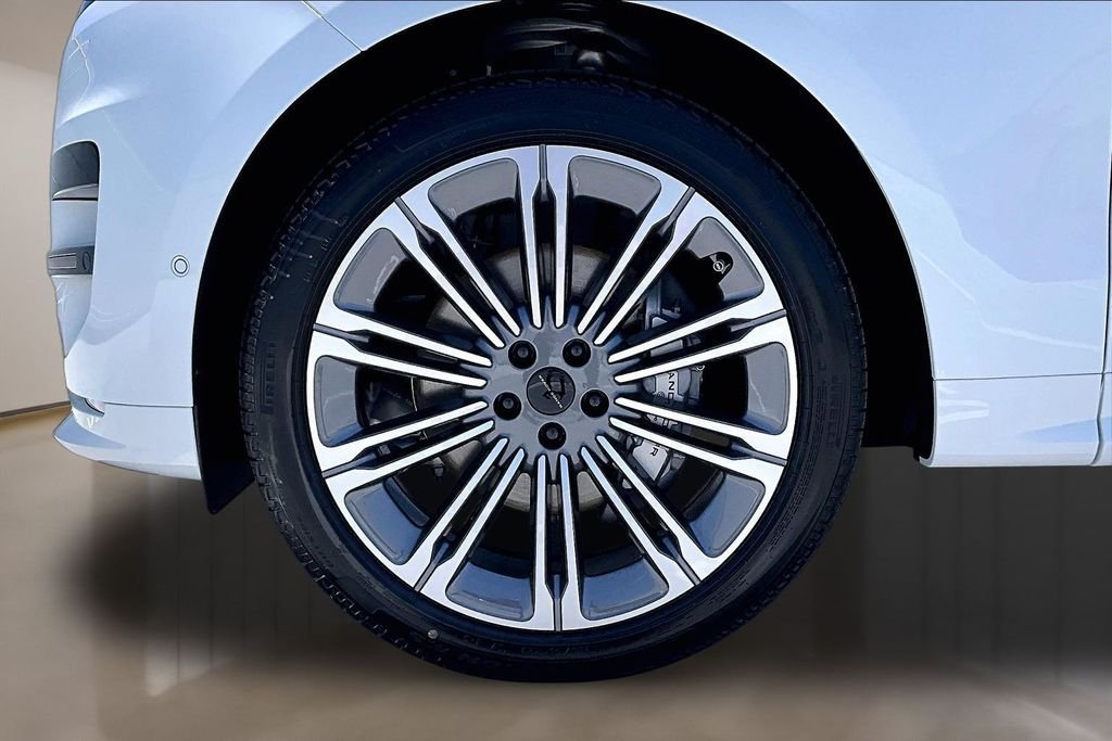 New 2026 FUJI WHITE Land Rover Dynamic SE image 13