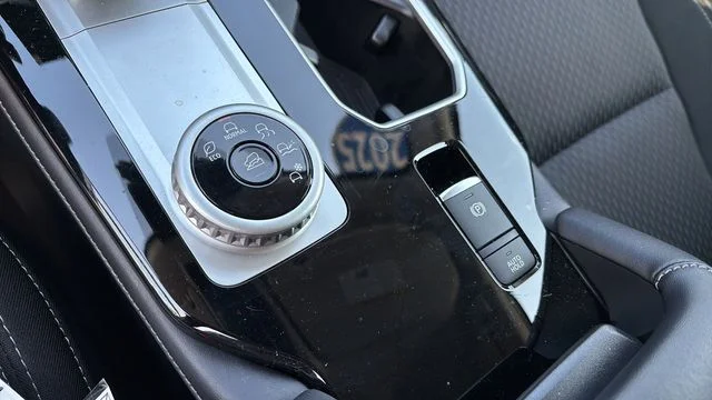 Used 2025  Mitsubishi ES image 34
