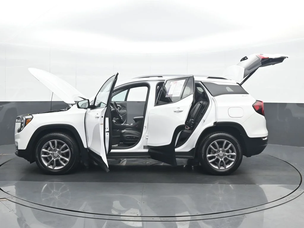 Used 2024 White GMC SLT image 38