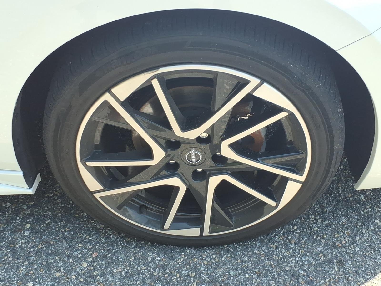 Used 2025 Aspen White Tricoat/Super Black Nissan SR image 9